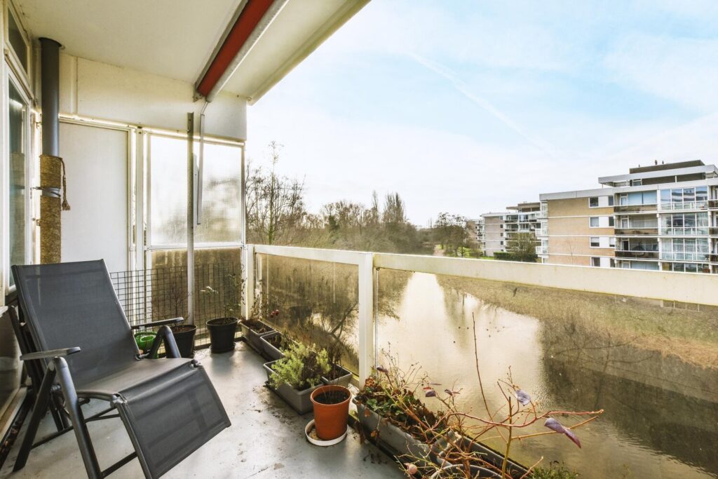 Czy zabudowy balkonów w Warszawie skutecznie redukują hałas uliczny?